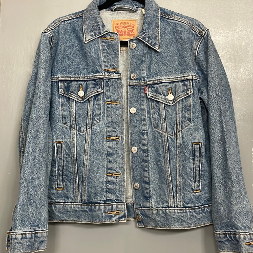 NWOT Levi’s jean jacket. Relaxed fit.